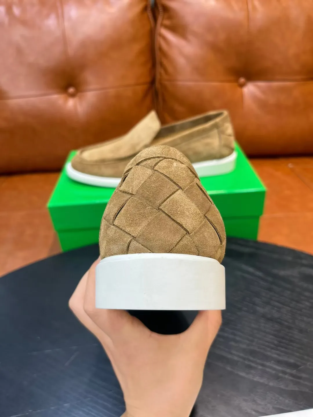 [BV] Top P: 780💰 Size: Male 39-44 (38.45 non-refundable) Bottega Veneta 2025 autumn and winter counter synchronization style. Bottega Veneta BV's new driving shoes have a slip-on design with suede upper, BV's unique weaving design on the heel, and a weaving pattern on the outsole.